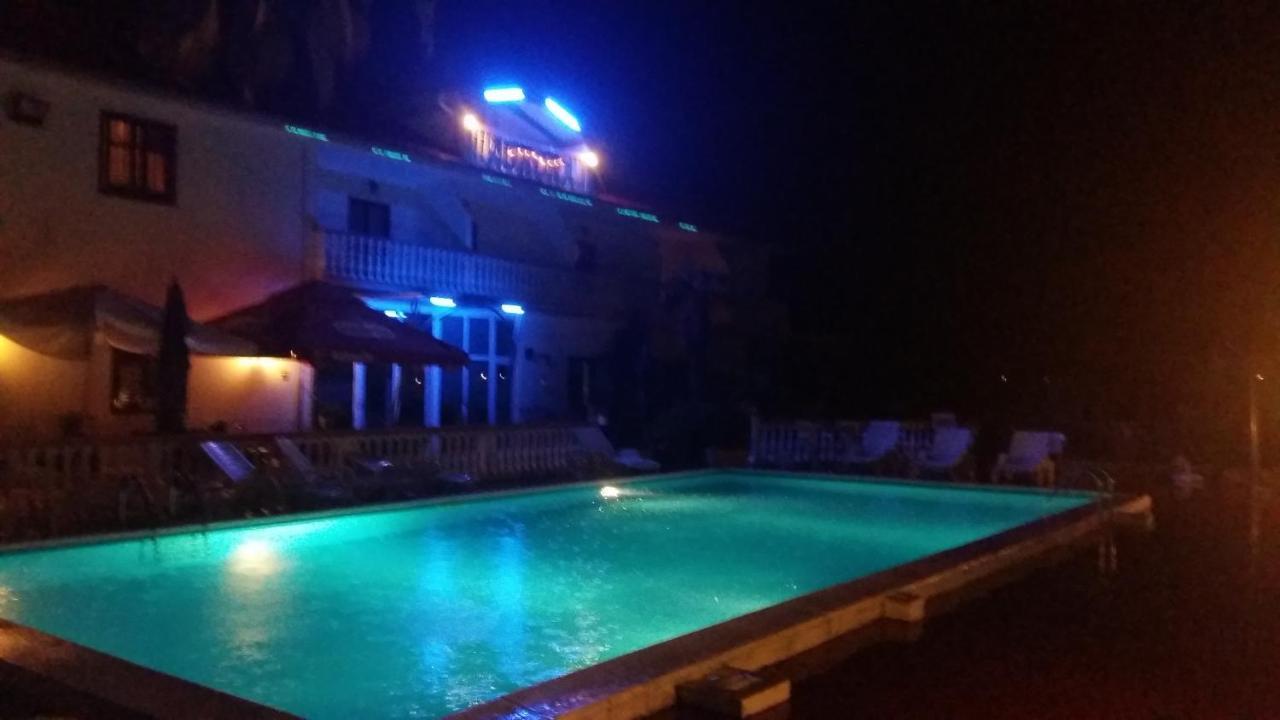 Hotel Aurora Пула Экстерьер фото