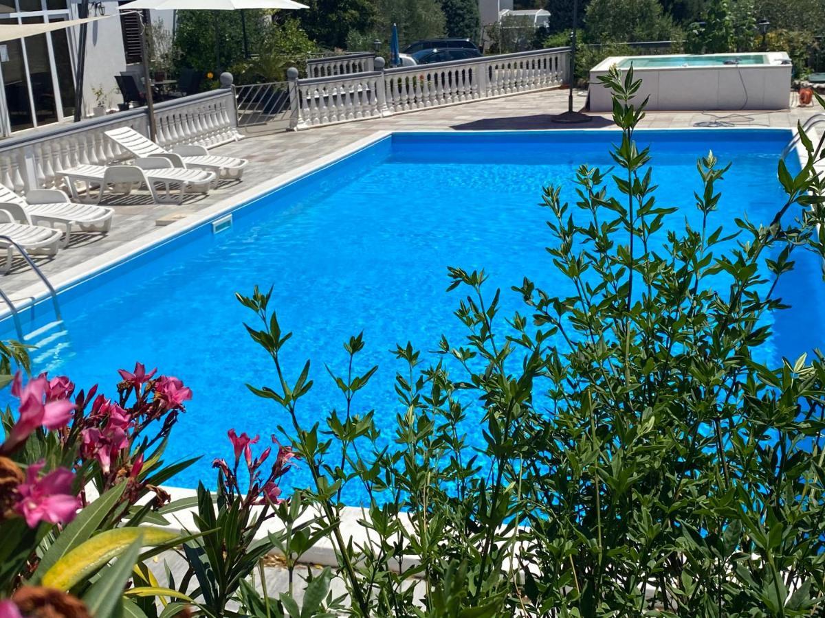 Hotel Aurora Пула Экстерьер фото