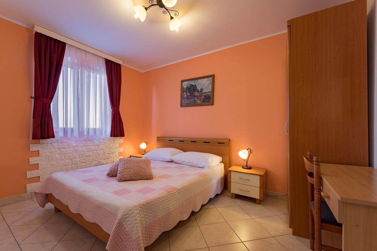 Hotel Aurora Пула Экстерьер фото