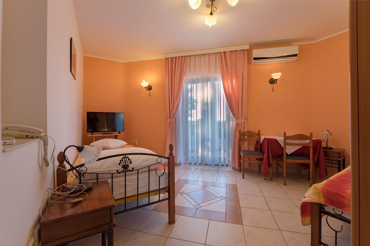 Hotel Aurora Пула Экстерьер фото